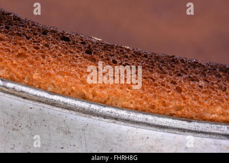 Nahaufnahme von Metall Springform mit frischen Kuchen Stockfoto