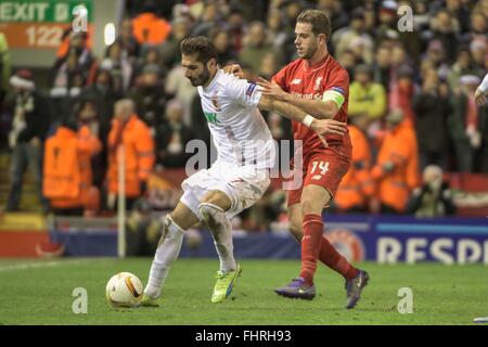 Liverpool, Vereinigtes Königreich. 25. Februar 2016. Stadion Anfield Road, Liverpool, England, 25. Februar 2016, Europa League, Ko-Krawatte, für redaktionelle Verwendung nur Halil Altintop (FC Augsburg) gegen Jordan Henderson (Liverpool FC) 14 7 Credit: Burghard Schreyer/Alamy Live News Stockfoto