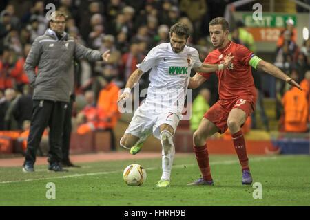 Liverpool, Vereinigtes Königreich. 25. Februar 2016. Stadion Anfield Road, Liverpool, England, 25. Februar 2016, Europa League, Ko-Krawatte, für redaktionelle Verwendung nur Halil Altintop (FC Augsburg) gegen Jordan Henderson (Liverpool FC) 14 7 Credit: Burghard Schreyer/Alamy Live News Stockfoto