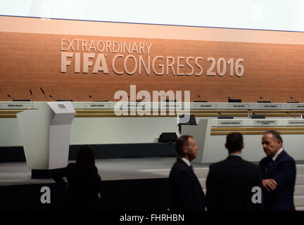 Zürich, Schweiz. 26. Februar 2016. FIFA-Mitglieder sprechen vor dem Podium vor dem außerordentlichen Kongress der FIFA mit Präsidentschaftswahlen im Hallenstadion in Zürich, Schweiz, 26. Februar 2016. Foto: Patrick Seeger/Dpa/Alamy Live News Stockfoto