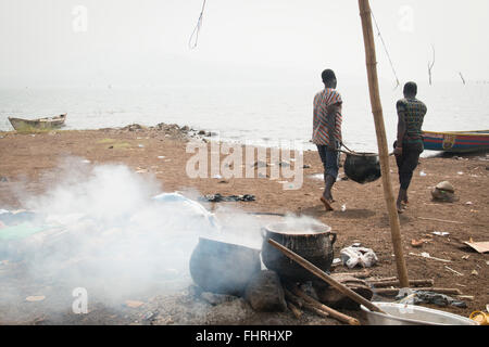 TOKO, GHANA - Januar 2016: Fischer Vorbereitung Fischfutter in Toko in der Nähe von Volta-See in der Volta Region in Ghana Stockfoto