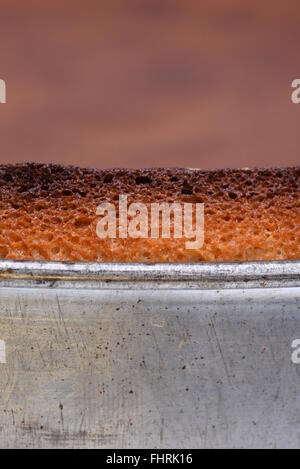 Nahaufnahme von Metall Springform mit frischen Kuchen Stockfoto