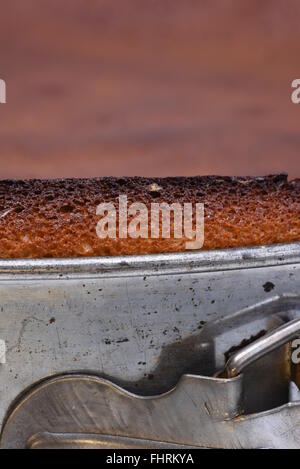 Nahaufnahme von Metall Springform mit frischen Kuchen Stockfoto