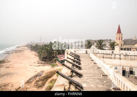 Cape Coast Castle in Ghana ist eine der etwa vierzig "Slave Burgen" oder große kommerzielle Festungen, gebaut an der Gold Coast Stockfoto