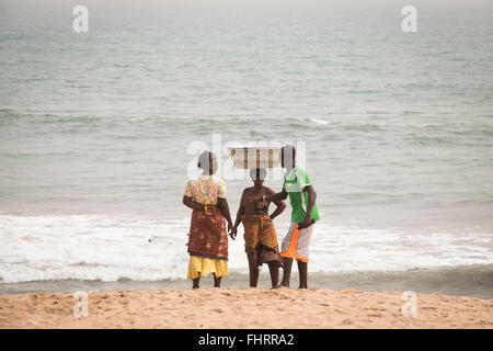 CAPE COAST, GHANA - Januar 2016: Menschen am Strand von Cape Coast, Ghana am Golf von Guinea Stockfoto