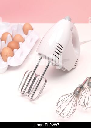 Einem elektrischen Handmixer auf eine Küchenbank Stockfoto