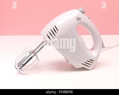 Einem elektrischen Handmixer auf eine Küchenbank Stockfoto