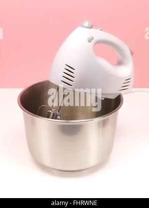 Einem elektrischen Handmixer auf eine Küchenbank Stockfoto