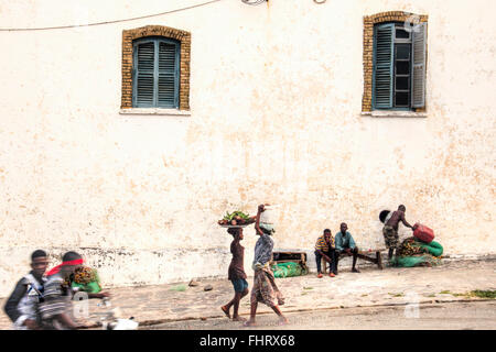 CAPE COAST, GHANA - Januar 2016: Menschen von der Straße vor dem Schloss von Cape Coast, Ghana Stockfoto