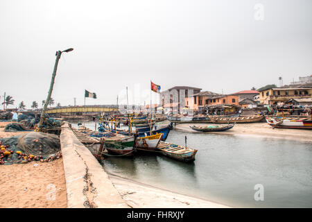 Boote im Hafen von Elmina nahe der Burg an der Küste von Ghana Stockfoto