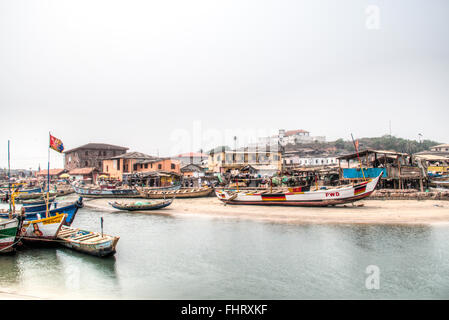 Boote im Hafen von Elmina nahe der Burg an der Küste von Ghana Stockfoto