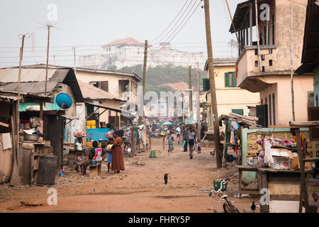 ELMINA, GHANA - Januar 2016: Menschen auf den Sand Straßen der Stadt Elmina, berühmt für seine Burg, in Ghana Stockfoto