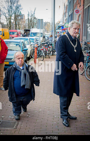 Mayor of Amsterdam Eberhard van der Laan (r) besuchen das Februar-Streik-Gedenken in Amsterdam, den Niederlanden, 25 Februari 2016. 25. Februar 1941 Tausende von Arbeitnehmern in Amsterdam legte auf ihre Arbeit aus Protest gegen das Vorgehen der deutschen gegen die Juden. Foto: Patrick van Katwijk / / POINT DE VUE, - NO WIRE SERVICE--NO WIRE SERVICE - Stockfoto