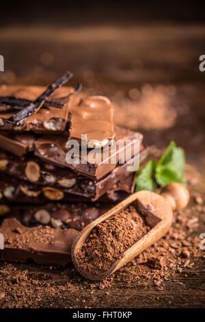 Gehackte Schokolade mit Nuss und Kakao-Pulver in Kugel Stockfoto