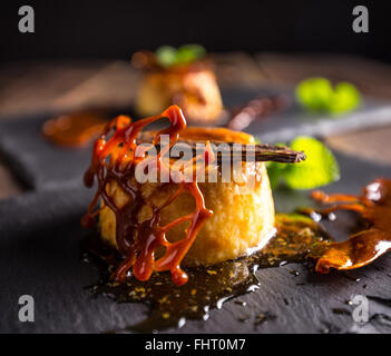 Hausgemachte Creme Caramel mit süßen Sirup serviert ein traditionelles Dessert Stockfoto