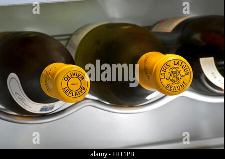 Burgund Weißwein gekapselt Flasche Oberseiten von Olivier Leflaive & Louis Latour Weißer Burgunder Weine in temperaturgeregelten Schaltschrank Stockfoto