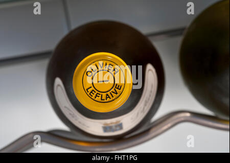 Close-up Flasche obenauf Kapselung von Olivier Leflaive Meursault weiß Burgund Wein in Temperatur kontrollierten Weinschrank Stockfoto