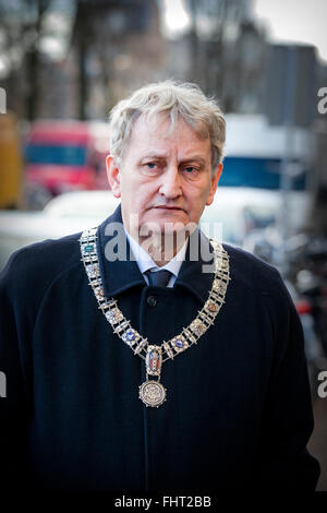 Bürgermeister von Amsterdam Eberhard van der Laan besuchen das Februar-Streik-Gedenken in Amsterdam, den Niederlanden, 25 Februari 2016. 25. Februar 1941 Tausende von Arbeitnehmern in Amsterdam legte auf ihre Arbeit aus Protest gegen das Vorgehen der deutschen gegen die Juden. Foto: Patrick van Katwijk / / POINT DE VUE, - NO WIRE SERVICE--NO WIRE SERVICE - Stockfoto