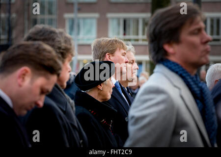 König Willem-Alexander besuchen das Februar-Streik-Gedenken in Amsterdam, den Niederlanden, 25 Februari 2016. 25. Februar 1941 Tausende von Arbeitnehmern in Amsterdam legte auf ihre Arbeit aus Protest gegen das Vorgehen der deutschen gegen die Juden. Foto: Patrick van Katwijk / / POINT DE VUE, - NO WIRE SERVICE--NO WIRE SERVICE - Stockfoto