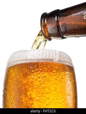 Der Prozess der strömenden Bier in das Glas. Datei enthält Beschneidungspfade. Stockfoto