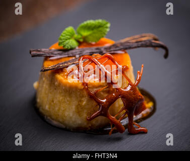 Köstliche Crème Caramel Dessert auf schwarz Stockfoto