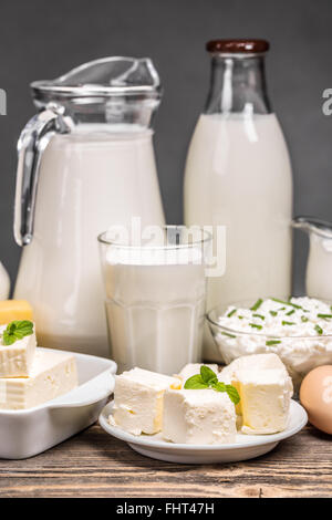 Frische Milchprodukte auf einem alten Holzbrett Stockfoto