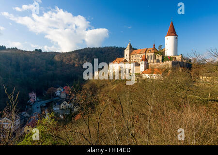 Burg Křivoklát ist mit Blick auf die Stadt Křivoklát in zentralen Bohema, Tschechische Republik Stockfoto