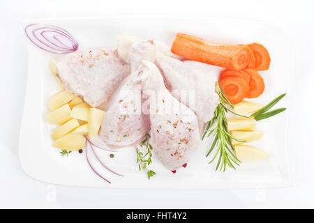 Hähnchenschenkel mit Gemüse auf weiße Tablett. Stockfoto