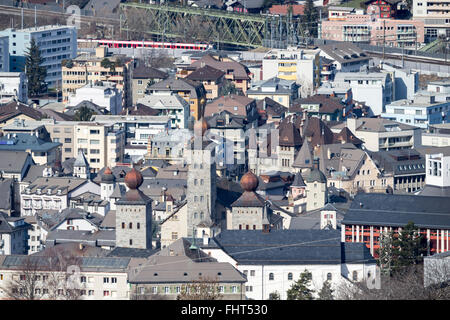Brig-Glis, Schweiz. 26. Februar 2016. Der Geburtsort von Gianni Infantino, FIFA-Präsidentschaftskandidat und aktuelle UEFA-Generalsekretär. Brig-Glis hat 12935 Einwohner und liegt im Schweizer Kanton Wallis in den Schweizer Alpen. In der Mitte der Stockalper Palast, ein Schloss, erbaut im 17. Jahrhundert von Kaspar Stockalper, ein Seidenhändler. Der Stockalper Palast war das größte private Bauwerk der Schweiz zur Zeit und zum Weltkulturerbe von nationaler Bedeutung. Bildnachweis: Dominic Steinmann/Alamy Live-Nachrichten Stockfoto