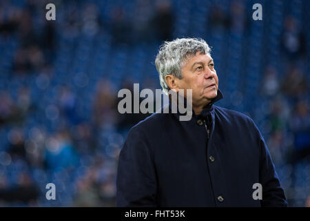 Gelsenkirchen, Deutschland. 25. Februar 2016. Donezk Trainer Mircea Lucescu während der Fußball-Europa League Runde der 32 Rückspiel-match zwischen FC Schalke 04 und der FC Shakhtar Donetsk in der Veltins Arena in Gelsenkirchen, Deutschland, 25. Februar 2016. Foto: MAJA HITIJ/Dpa/Alamy Live News Stockfoto