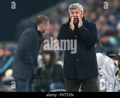 Gelsenkirchen, Deutschland. 25. Februar 2016. Donezk Trainer Mircea Lucescu während der Fußball-Europa League Runde der 32 Rückspiel-match zwischen FC Schalke 04 und der FC Shakhtar Donetsk in der Veltins Arena in Gelsenkirchen, Deutschland, 25. Februar 2016. Foto: MAJA HITIJ/Dpa/Alamy Live News Stockfoto