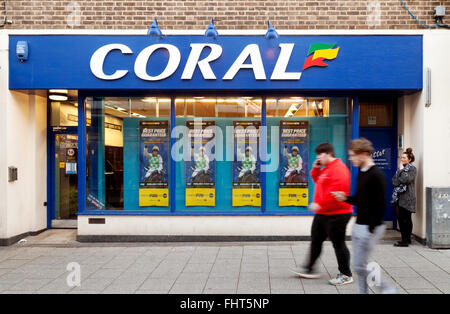 Eine Koralle Wetten Shop oder Buchmacher, Burleigh Street, Cambridge UK Stockfoto