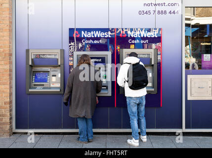 Menschen mit der ATM, Natwest Bank, Burleigh Street, Cambridge UK Stockfoto