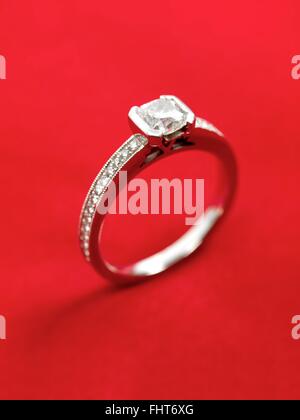 Eine Nahaufnahme von einem Verlobungsring Stockfoto