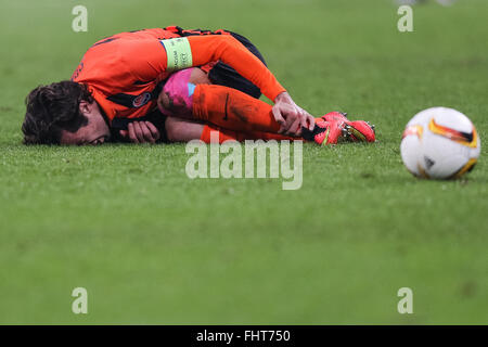 Gelsenkirchen, Deutschland. 25. Februar 2016. Von Donezk Darijo Srna während der Fußball-Europa League Runde der 32 Rückspiel-match zwischen FC Schalke 04 und der FC Shakhtar Donetsk in der Veltins Arena in Gelsenkirchen, Deutschland, 25. Februar 2016. Foto: MAJA HITIJ/Dpa/Alamy Live News Stockfoto