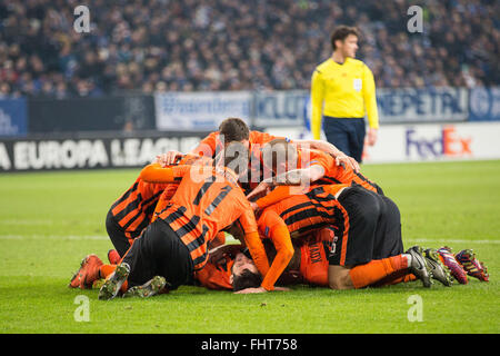 Gelsenkirchen, Deutschland. 25. Februar 2016. Donezk Spieler feiern den 0-2 Tor in der Europa League Runde der 32 Rückspiel-Fußballspiel zwischen FC Schalke 04 und der FC Shakhtar Donetsk in der Veltins Arena in Gelsenkirchen, Deutschland, 25. Februar 2016. Foto: MAJA HITIJ/Dpa/Alamy Live News Stockfoto