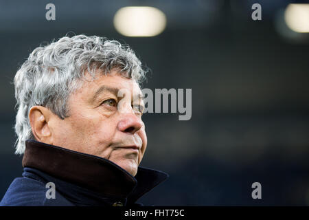 Gelsenkirchen, Deutschland. 25. Februar 2016. Donezk Trainer Mircea Lucescu während der Fußball-Europa League Runde der 32 Rückspiel-match zwischen FC Schalke 04 und der FC Shakhtar Donetsk in der Veltins Arena in Gelsenkirchen, Deutschland, 25. Februar 2016. Foto: MAJA HITIJ/Dpa/Alamy Live News Stockfoto