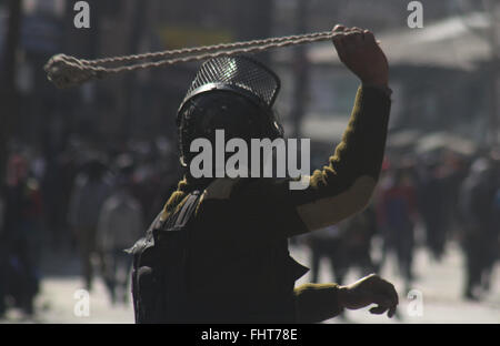 Srinagar, Kaschmir. 26. Februar 2016. 26 indische Polizisten mit Sling shot während einer Protestaktion in alte Stadt Srinagar am Freitag. Polizei feuerte Tränengas und Gummigeschossen, Hunderte von Demonstranten zu zerstreuen. Sie protestierten die angeblichen Niederschlagung von Neu-Delhi Jawaharlal Nehru Universität (JNU) Studenten und Mitglieder des Lehrkörpers und die Verhaftung von Professor SAR Gilani. Bildnachweis: Sofi Suhail/Alamy Live-Nachrichten Stockfoto