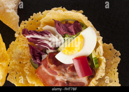 Gefüllte Käse Korb. Stockfoto