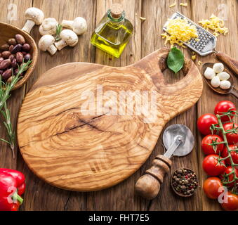 Pizza-Zutaten: Champignons, Oliven, Käse und Tomaten. Stockfoto