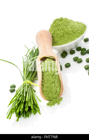 Weizengras Pulver und Pillen. Superfood. Stockfoto