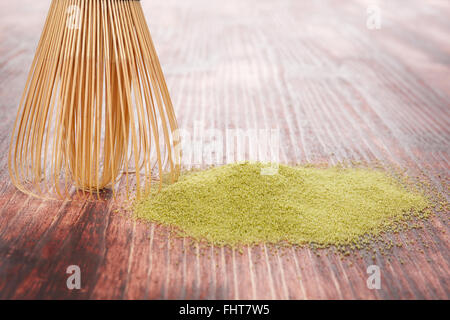 Matcha Tee mit Bambus Chasen. Stockfoto