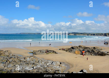 Blick über Watergate Bay von Newquay, Cornwall, England. Mit Menschen, die das Strandleben genießen Stockfoto