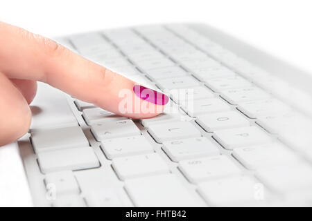 Weibliche Finger Tastatur zu berühren. Stockfoto