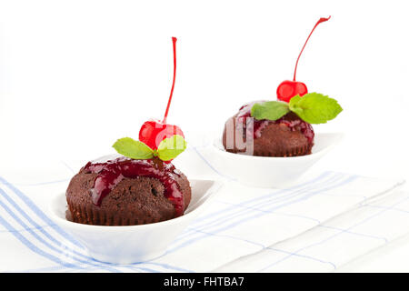 Muffins mit Kirsche garnieren. Stockfoto