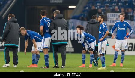 Gelsenkirchen, Deutschland. 25. Februar 2016. Schalke Spieler reagieren, nachdem die Europa League Runde der 32 Rückspiel Fußballspiel zwischen FC Schalke 04 und der FC Shakhtar Donetsk in der Veltins Arena in Gelsenkirchen, Deutschland, 25. Februar 2016. Foto: GUIDO KIRCHNER/Dpa/Alamy Live News Stockfoto