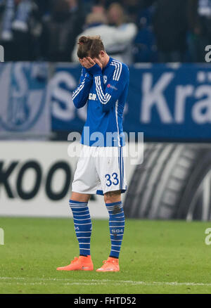 Gelsenkirchen, Deutschland. 25. Februar 2016. Schalke Roman Neustaedter reagiert nach der Europa League Runde der 32 Rückspiel Fußballspiel zwischen FC Schalke 04 und der FC Shakhtar Donetsk in der Veltins Arena in Gelsenkirchen, Deutschland, 25. Februar 2016. Foto: GUIDO KIRCHNER/Dpa/Alamy Live News Stockfoto