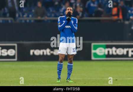 Gelsenkirchen, Deutschland. 25. Februar 2016. Schalke Joel Matipreacts nach der Fußball-Europa League Runde der 32 Rückspiel-match zwischen FC Schalke 04 und der FC Shakhtar Donetsk in der Veltins Arena in Gelsenkirchen, Deutschland, 25. Februar 2016. Foto: GUIDO KIRCHNER/Dpa/Alamy Live News Stockfoto