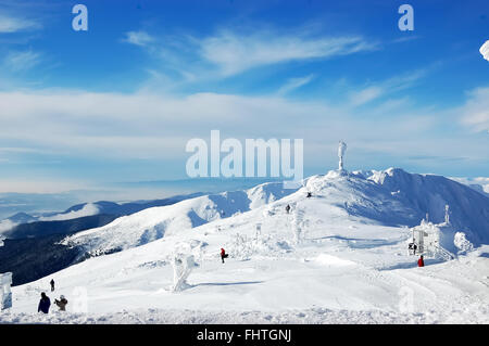 Jasna Resort, LIPTAUER, Slowakei - 17. Januar 2013: Ansicht mit blauem Himmel, schneit Gipfeln auf dem Berg Chopok in Jasna, Liptauer Reg Stockfoto