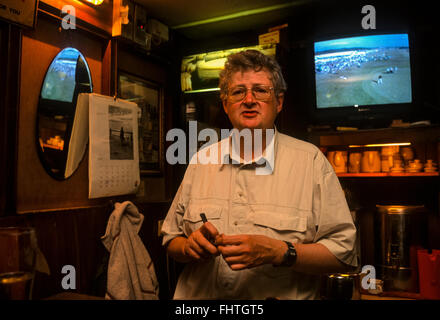 Edward Gaughan in seiner bar reinigen und Befüllen ein Rohr. Ballina, County Sligo, 1995. Scannen von 35mm Transparenz. Stockfoto